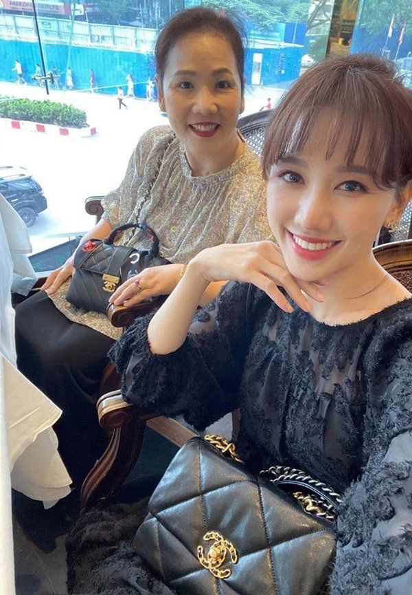 Thương mẹ vất vả hari won sắm ngay combo túi xách và dép hiệu gần 200 triệu để diện cùng - 8