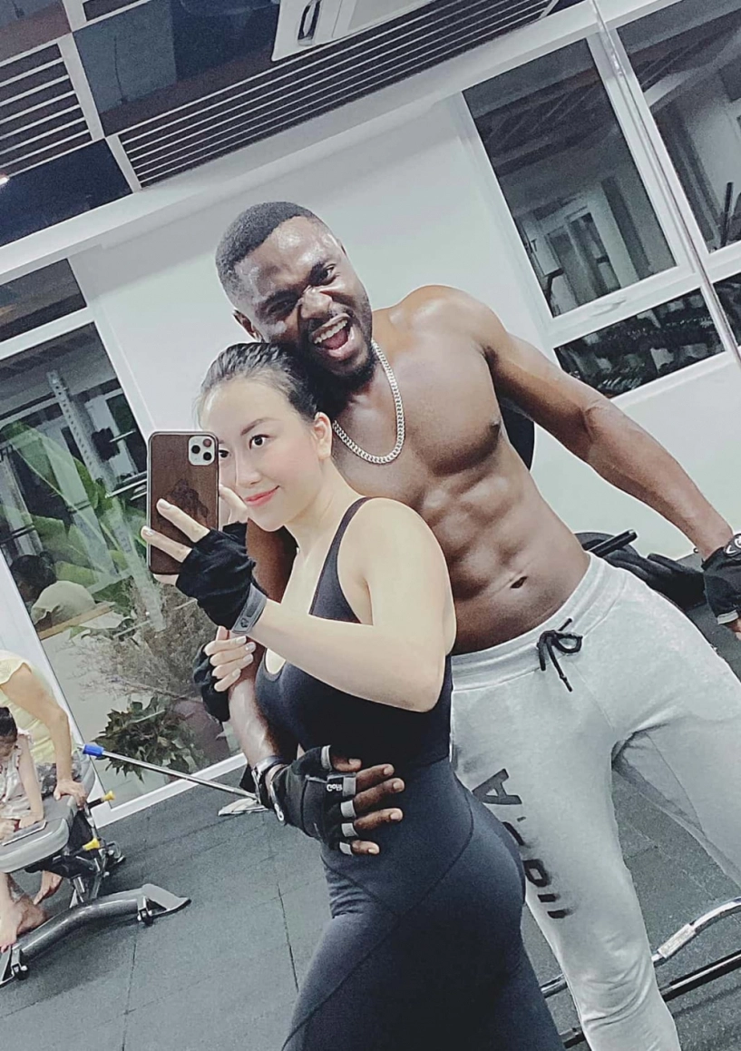 Tiểu thư hà nội từng bị chồng châu phi dùng bàn tay hư thừa nhận hỏng ngực nhưng rất vui - 10