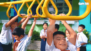 Tin vui cho mẹ sân chơi mới đạt chuẩn ở trường giúp con tăng cường vận động - 2