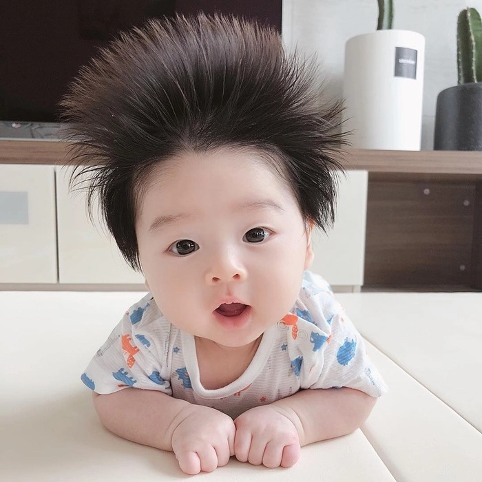 Tóc trẻ sơ sinh mọc dựng đứng kèm theo biểu hiện này cần đi khám bác sĩ - 1