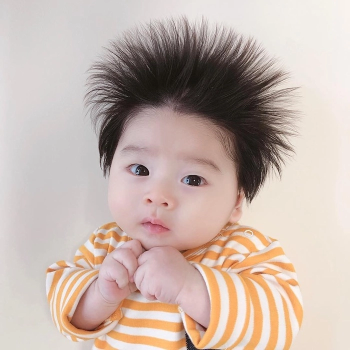 Tóc trẻ sơ sinh mọc dựng đứng kèm theo biểu hiện này cần đi khám bác sĩ - 2