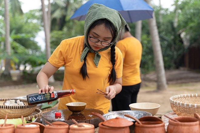 Tôm đốt trái dừa lươn om lá cách 2 món đặc sản miền tây gây thương nhớ - 1