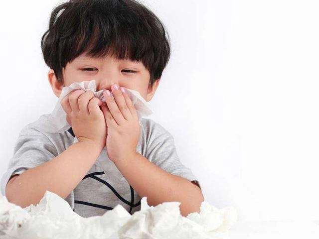 Trẻ 2 tuổi bị nôn liên tục phải xử lý thế nào - 1