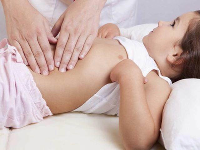 Trẻ 2 tuổi bị nôn liên tục phải xử lý thế nào - 2
