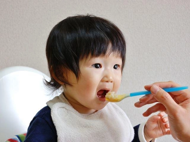 Trẻ 2 tuổi bị nôn liên tục phải xử lý thế nào - 4