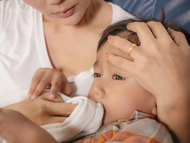 Trẻ 3 tuổi bị nôn nhiều không sốt phải làm sao - 1