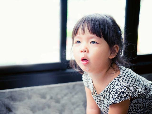 Trẻ 3 tuổi bị nôn nhiều không sốt phải làm sao - 2