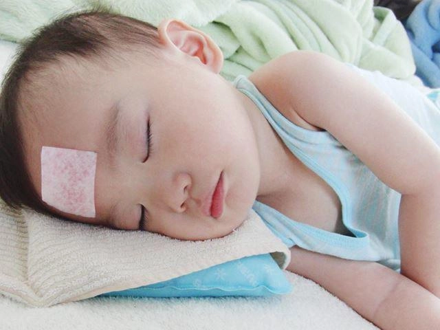 Trẻ 3 tuổi bị sốt và nôn mẹ nên làm gì - 1