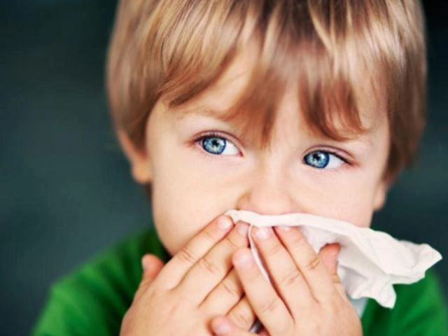 Trẻ 3 tuổi bị sốt và nôn mẹ nên làm gì - 2