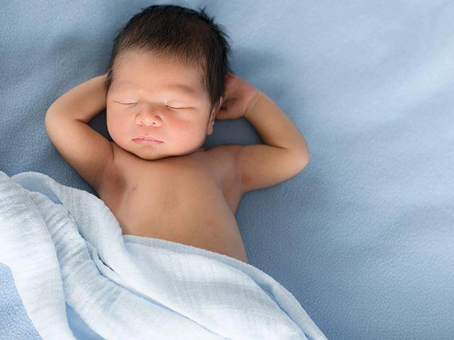 Trẻ sơ sinh đổ mồ hôi đầu nhiều khi ngủ có sao không - 1