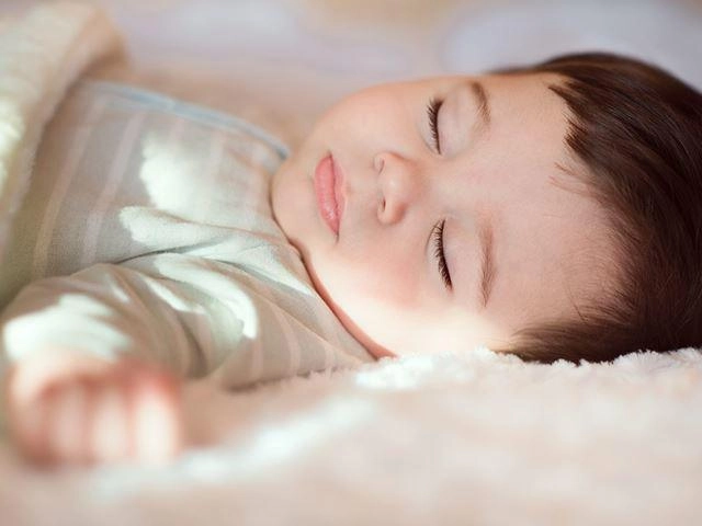 Trẻ sơ sinh đổ mồ hôi đầu nhiều khi ngủ có sao không - 2