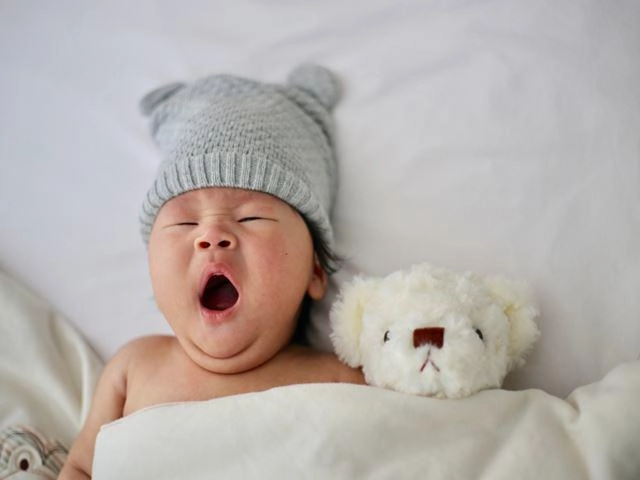 Trẻ sơ sinh đổ mồ hôi đầu nhiều khi ngủ có sao không - 3