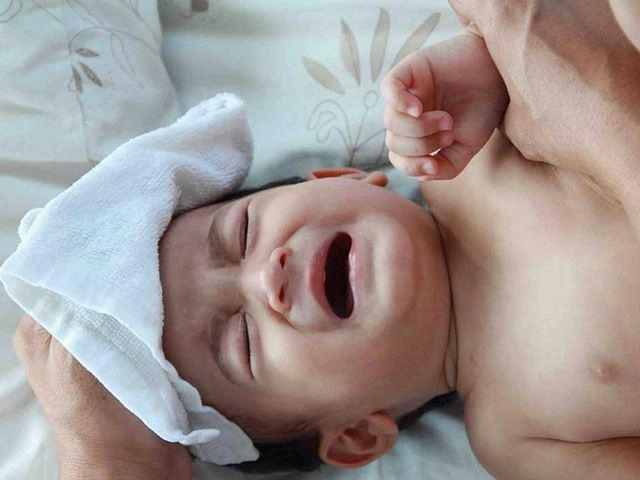 Trẻ sơ sinh đổ mồ hôi đầu nhiều khi ngủ có sao không - 4