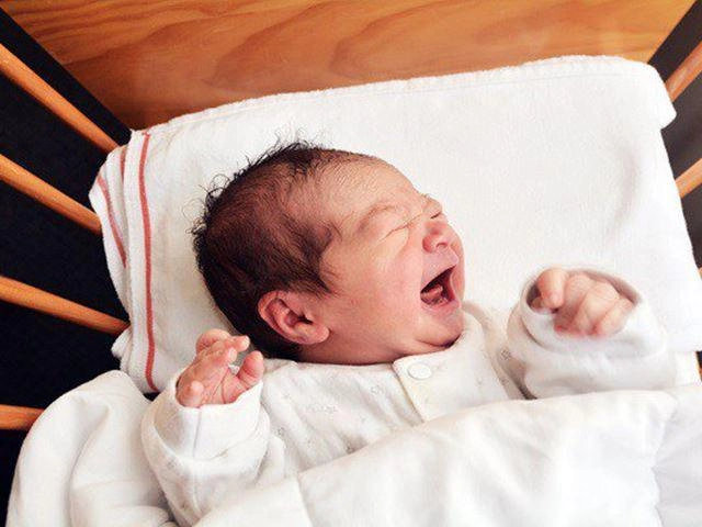 Trẻ sơ sinh ngủ hay giật mình khóc thét mẹ phải làm sao - 1