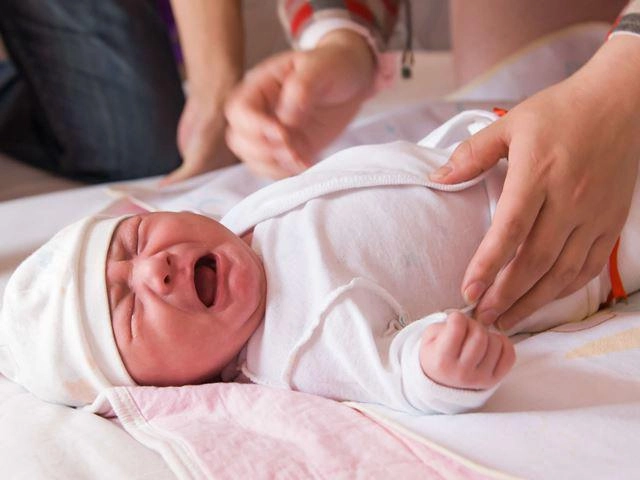 Trẻ sơ sinh ngủ hay giật mình khóc thét mẹ phải làm sao - 2