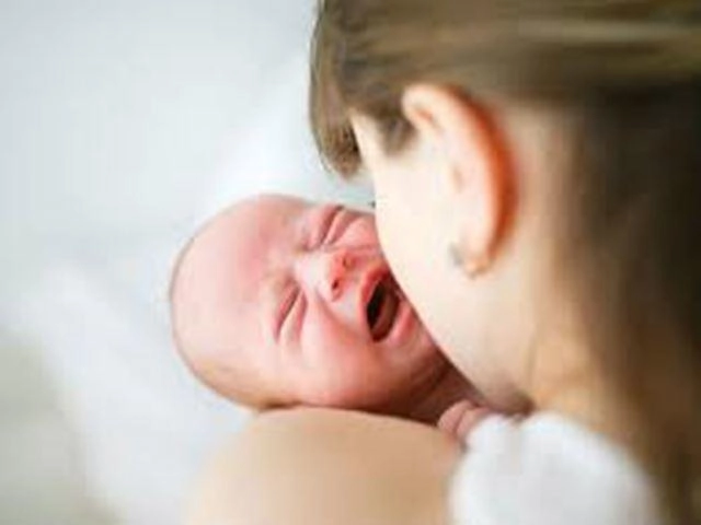 Trẻ sơ sinh ngủ hay giật mình khóc thét mẹ phải làm sao - 3