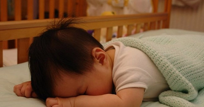 Trẻ sơ sinh thích quỳ gối nằm sấp khi ngủ mẹ coi chừng bé vướng 3 vấn đề - 2