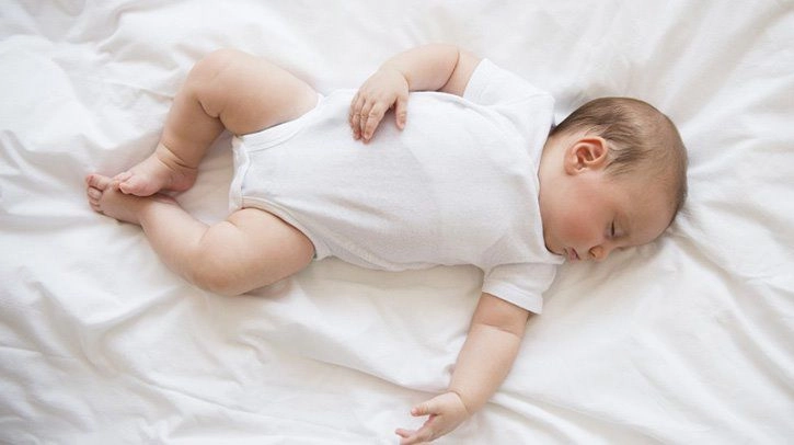 Trẻ sơ sinh thích quỳ gối nằm sấp khi ngủ mẹ coi chừng bé vướng 3 vấn đề - 3