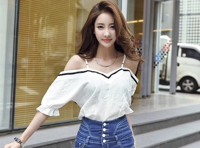 Trời lạnh thiếu nữ hở hang trên phố con gái hỏi tại sao mẹ trả lời chuẩn như văn mẫu - 1