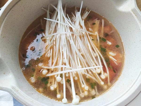 Trời lạnh vợ nấu canh nấm kim châm đậu phụ lại thêm thứ này cả nhà thi nhau chan húp - 2