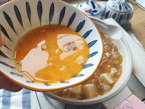 Trời lạnh vợ nấu canh nấm kim châm đậu phụ lại thêm thứ này cả nhà thi nhau chan húp - 5