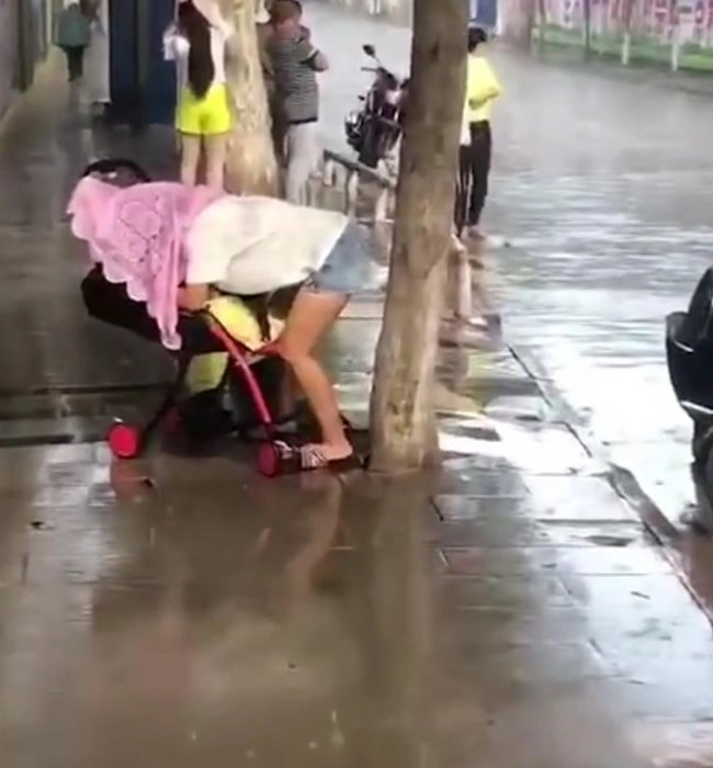 Trời mưa tầm tã hành động của mẹ trẻ làm người qua đường ai cũng ngoái lại nhìn - 3