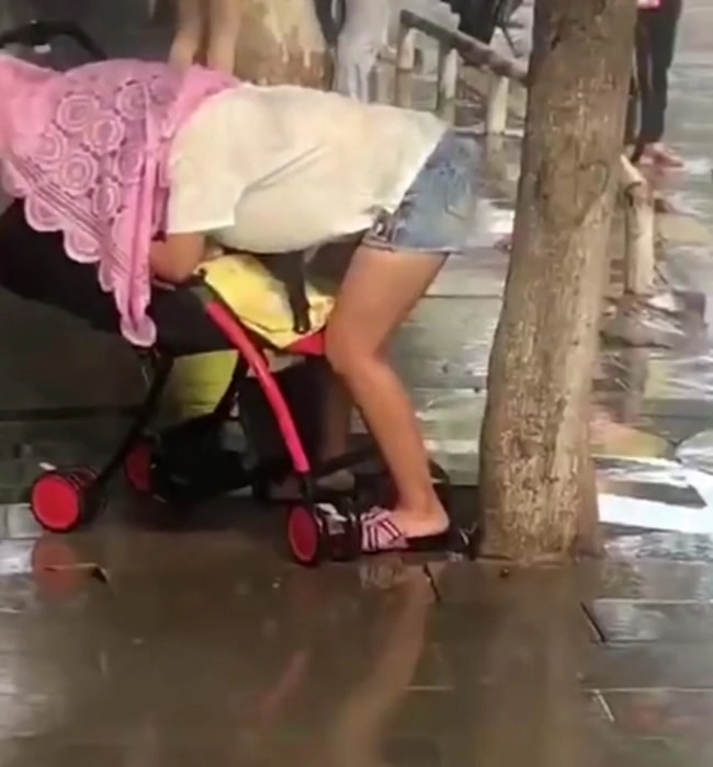 Trời mưa tầm tã hành động của mẹ trẻ làm người qua đường ai cũng ngoái lại nhìn - 4