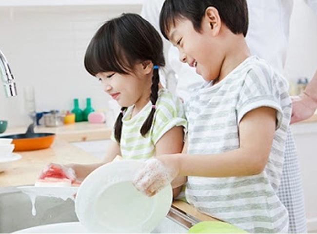 Trời mưa tầm tã hành động của mẹ trẻ làm người qua đường ai cũng ngoái lại nhìn - 5