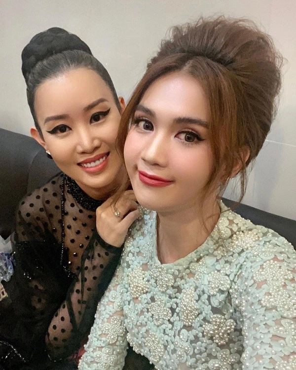 Trong khi ngọc trinh vướng lùm xùm quản lý xinh đẹp của cô kiêu hãnh với áo dài xuyên thấu - 1