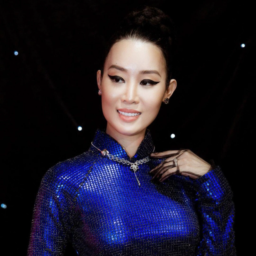 Trong khi ngọc trinh vướng lùm xùm quản lý xinh đẹp của cô kiêu hãnh với áo dài xuyên thấu - 2