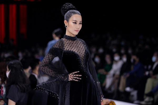 Trong khi ngọc trinh vướng lùm xùm quản lý xinh đẹp của cô kiêu hãnh với áo dài xuyên thấu - 7