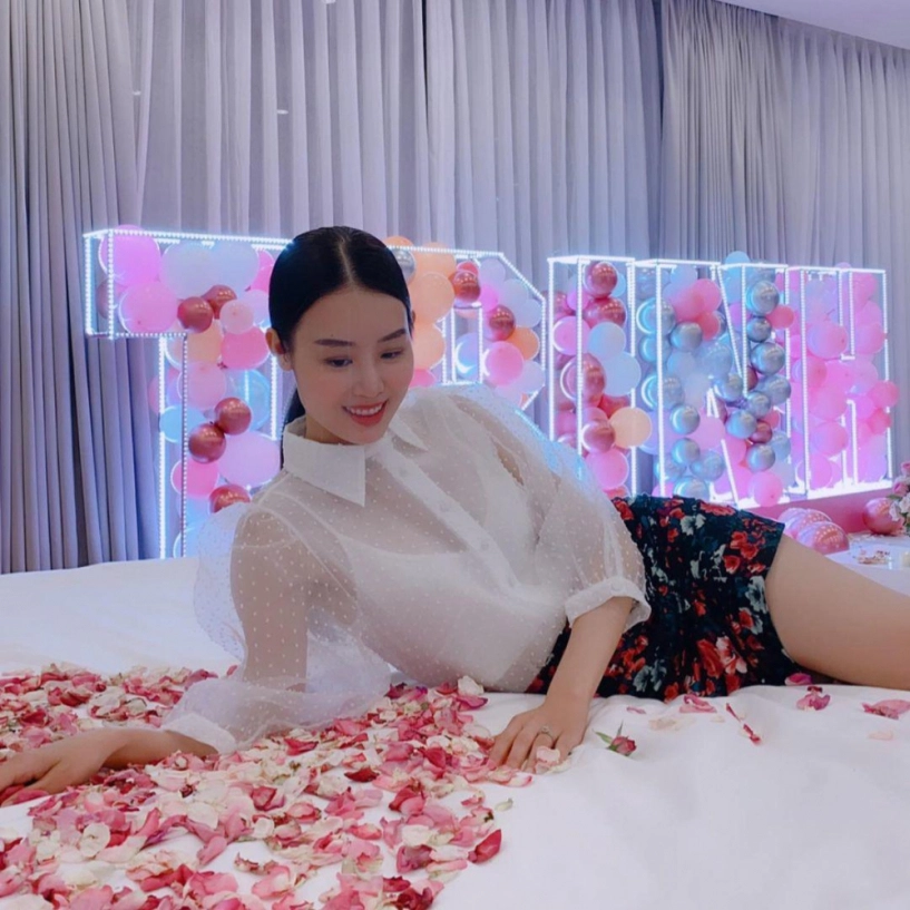 Trong khi ngọc trinh vướng lùm xùm quản lý xinh đẹp của cô kiêu hãnh với áo dài xuyên thấu - 12
