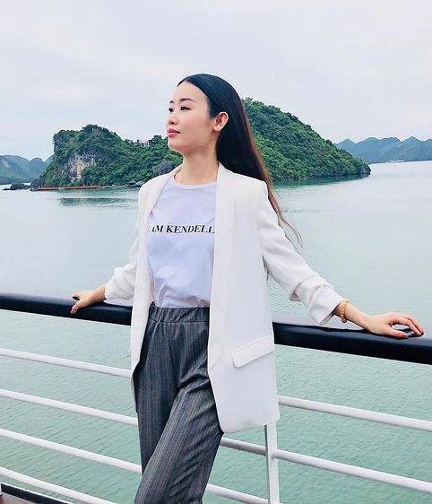 Trong khi ngọc trinh vướng lùm xùm quản lý xinh đẹp của cô kiêu hãnh với áo dài xuyên thấu - 13