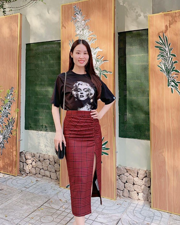 Trong khi ngọc trinh vướng lùm xùm quản lý xinh đẹp của cô kiêu hãnh với áo dài xuyên thấu - 14