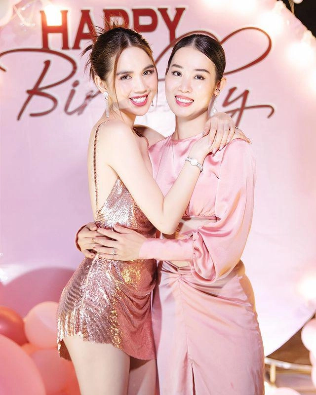 Trong khi ngọc trinh vướng lùm xùm quản lý xinh đẹp của cô kiêu hãnh với áo dài xuyên thấu - 16