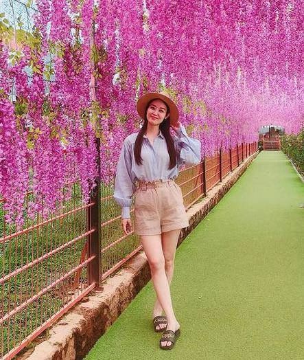 Trong khi ngọc trinh vướng lùm xùm quản lý xinh đẹp của cô kiêu hãnh với áo dài xuyên thấu - 17