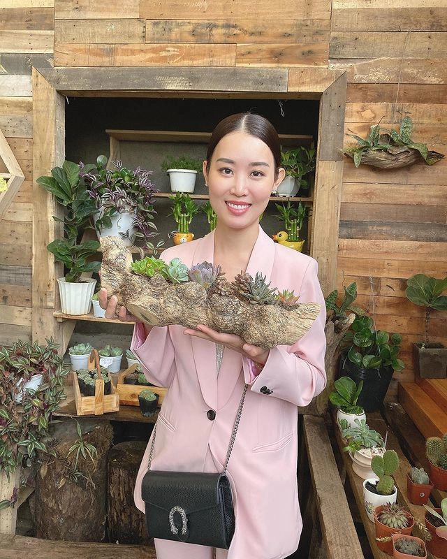 Trong khi ngọc trinh vướng lùm xùm quản lý xinh đẹp của cô kiêu hãnh với áo dài xuyên thấu - 18