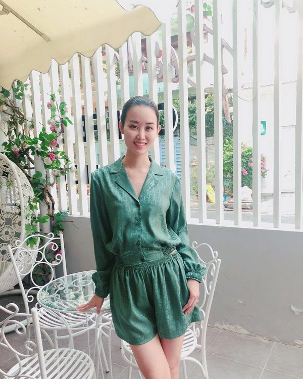 Trong khi ngọc trinh vướng lùm xùm quản lý xinh đẹp của cô kiêu hãnh với áo dài xuyên thấu - 19