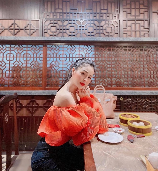 Trong phim mặc như gái quê ngoài đời em gái hồng diễm diện bánh bèo vẫn sang chảnh miễn chê - 13