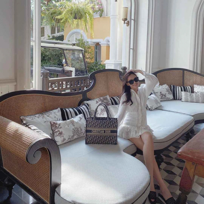 Trước khi theo chồng bỏ cuộc chơi á hậu 20 tuổi lên dây cót tinh thần với style sang chảnh - 12