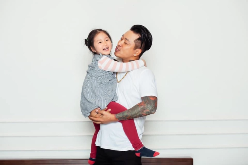 Tuấn hưng khẳng định ôm hôn con gái vợ cũng không ghen dân tình đoán tối còn cướp giường - 1