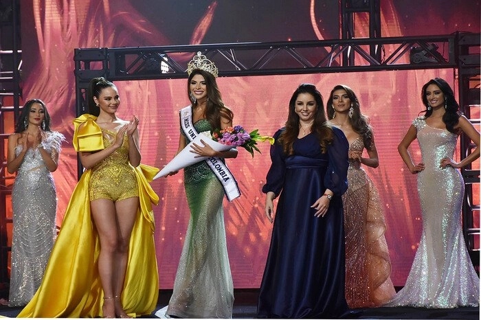 Tuyệt sắc giai nhân miss universe 2018 bị chê tơi bời vì chọn nhầm trang phục lộ chân cột đình - 4