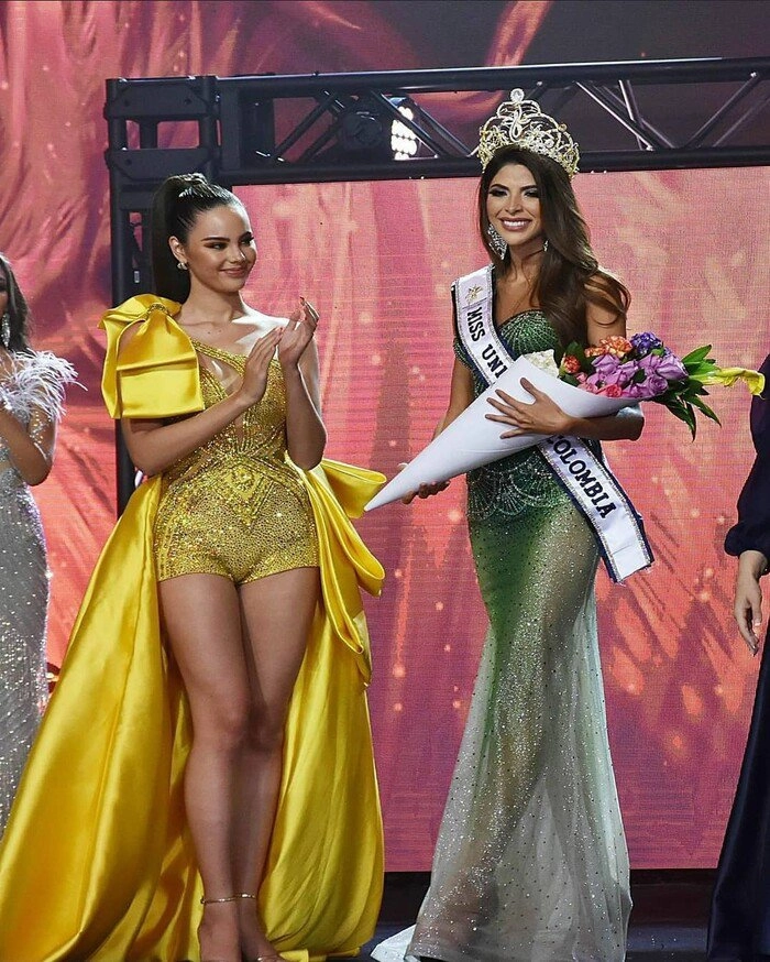 Tuyệt sắc giai nhân miss universe 2018 bị chê tơi bời vì chọn nhầm trang phục lộ chân cột đình - 5