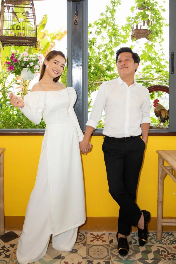 Vbiz chẳng có cặp đôi nào mê mặc trang phục màu trắng như vợ chồng trường giang - nhã phương - 4