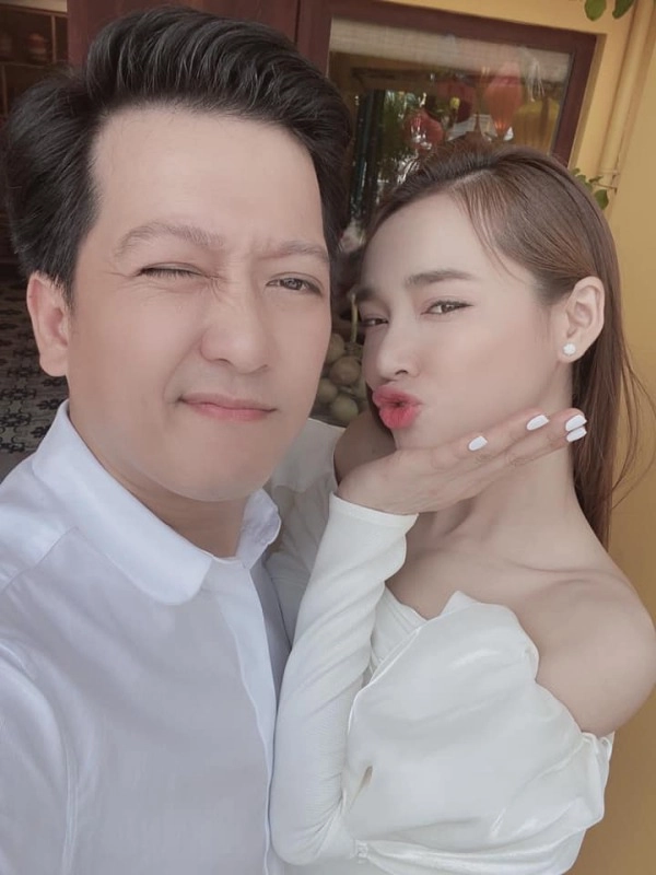 Vbiz chẳng có cặp đôi nào mê mặc trang phục màu trắng như vợ chồng trường giang - nhã phương - 5