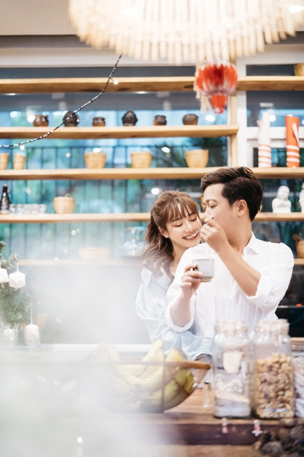 Vbiz chẳng có cặp đôi nào mê mặc trang phục màu trắng như vợ chồng trường giang - nhã phương - 7