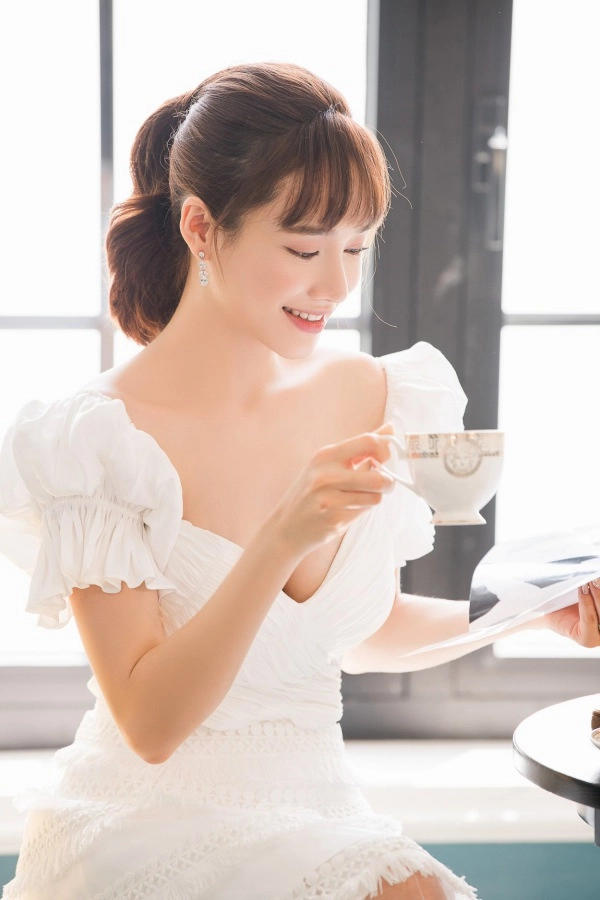 Vbiz chẳng có cặp đôi nào mê mặc trang phục màu trắng như vợ chồng trường giang - nhã phương - 10