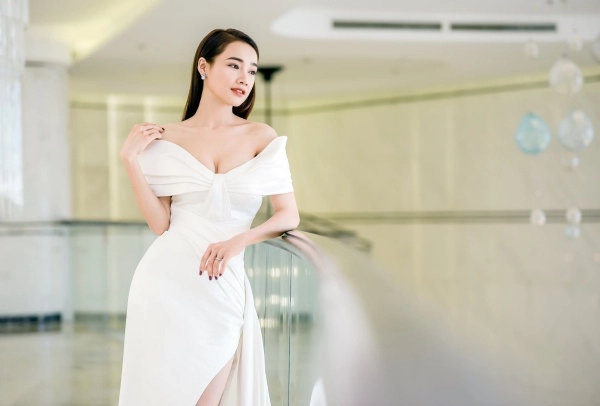 Vbiz chẳng có cặp đôi nào mê mặc trang phục màu trắng như vợ chồng trường giang - nhã phương - 11