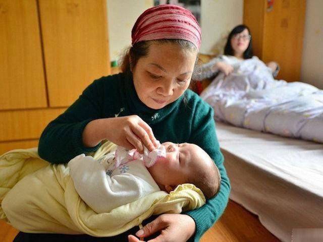 Vệ sinh bình sữa bằng nước sôi - mẹ nghĩ sát khuẩn nào ngờ đang hại con - 1