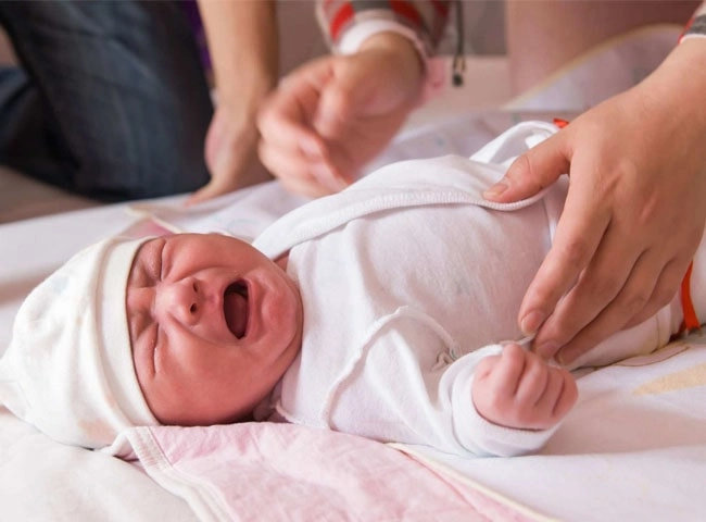 Vệ sinh bình sữa bằng nước sôi - mẹ nghĩ sát khuẩn nào ngờ đang hại con - 2